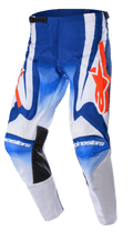 Alpinestars 2023 Racer Semi Pants, calças de motocross, azul, branco e cor-de-laranja vibrante, com grandes logótipos de estrela cor-de-laranja, painéis interiores nos joelhos pretos resistentes ao calor e design ergonómico pré-curvado para desempenho em corridas todo-o-terreno.