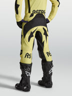 Calças Techstar Atrox Alpinestars, amarelas e pretas, ajuste atlético para motocross e todo-o-terreno, vista traseira.