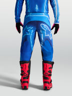 Alpinestars Fluid Kepler, calças de motocross para homem em azul, construção em polifabric 600D, vista traseira no modelo.