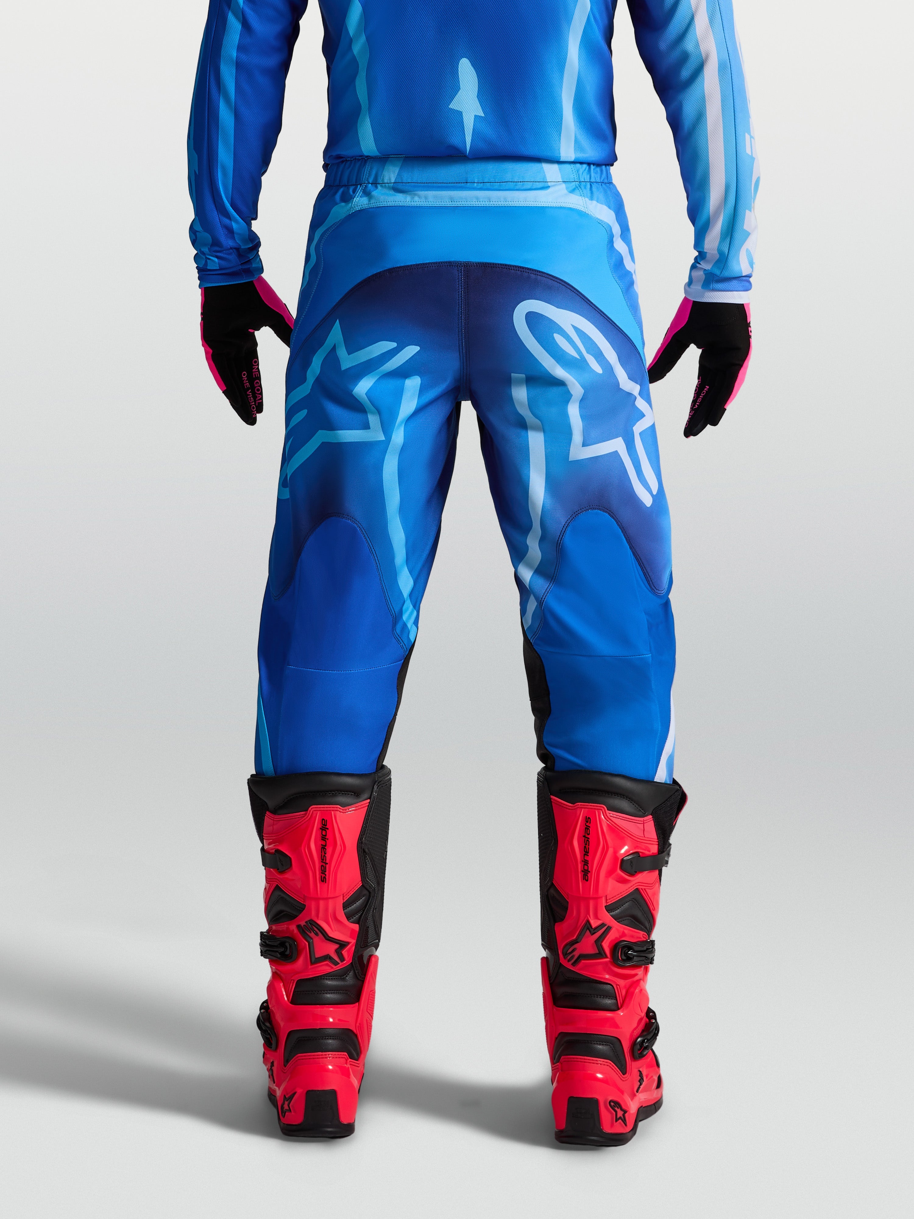 Alpinestars Fluid Kepler, calças de motocross para homem em azul, construção em polifabric 600D, vista traseira no modelo.