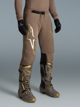 Alpinestars Supertech Air Gold edição limitada, calças MX masculinas, castanhas e douradas, tecido elástico perfurado.