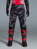 Calças Alpinestars Techstar Beast Coast Edição Limitada, equipamento de motocross com padrão de camuflagem preto e cinzento, pormenores em laranja, design ergonómico para performance off-road
