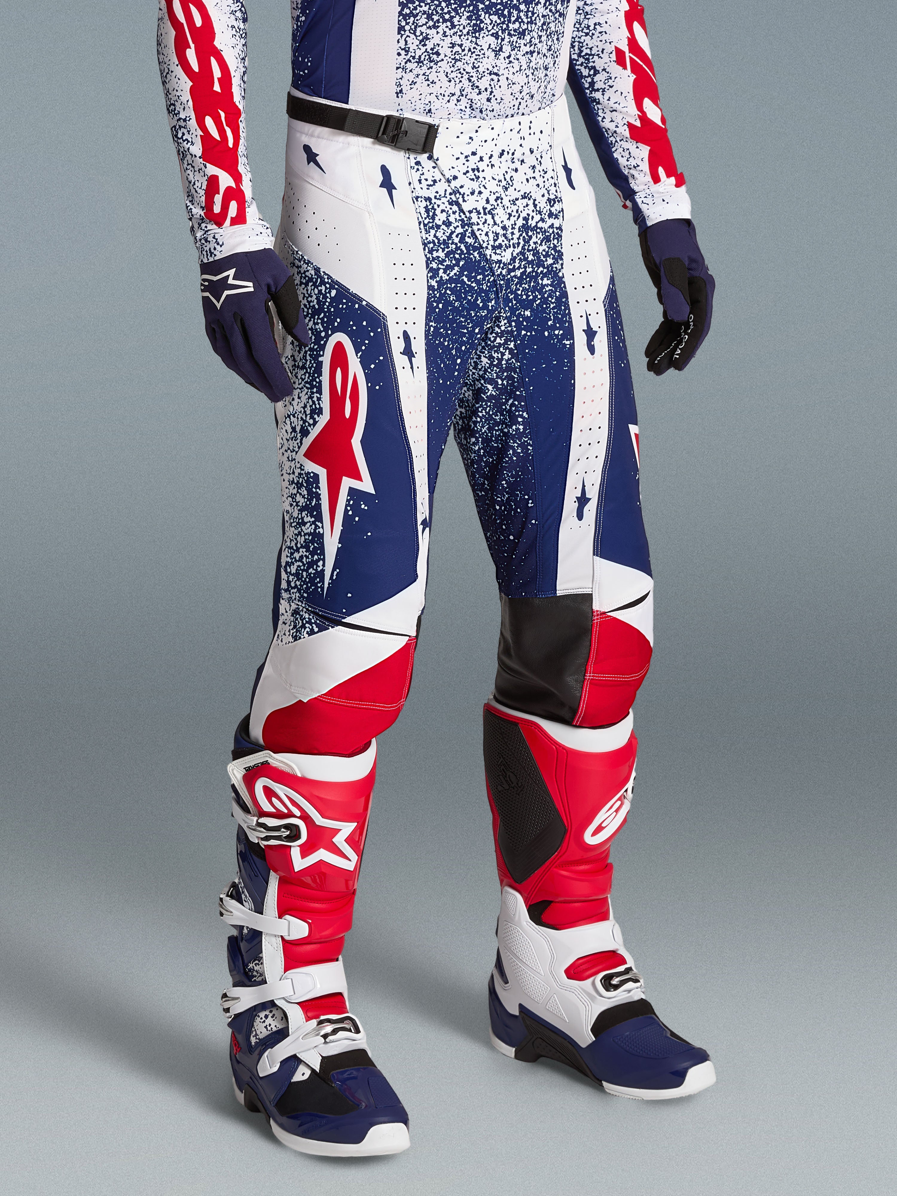 Alpinestars Techstar Unity, calças de motocross para homem, edição limitada, vermelhas, brancas e azuis, corte ergonómico.