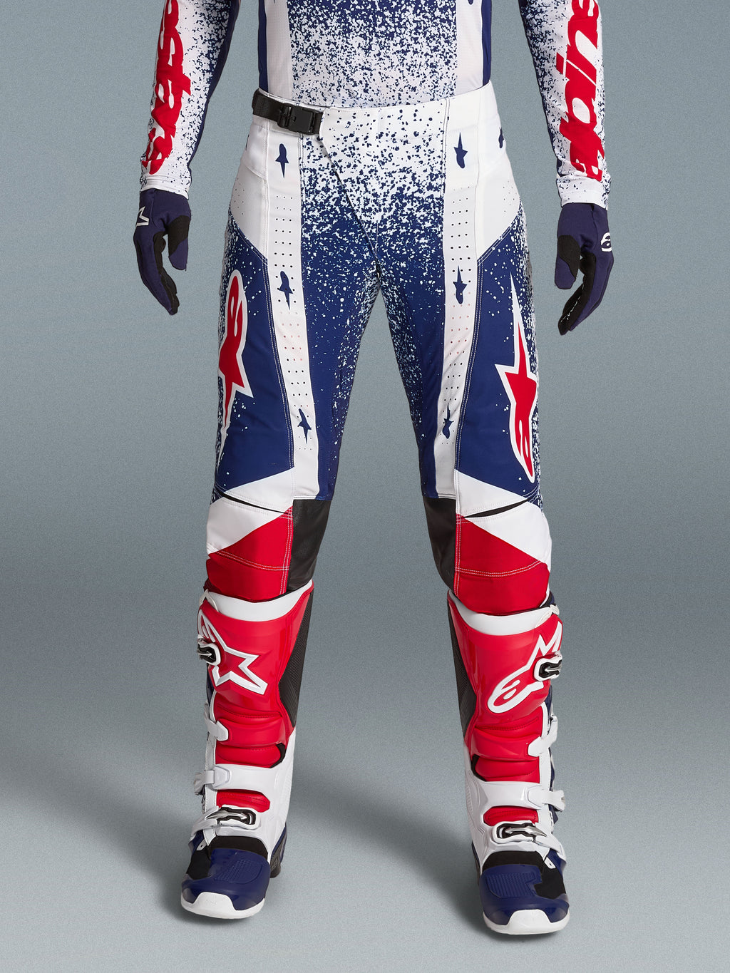 Alpinestars Techstar Unity calças, edição limitada de motocross para homem, vermelhas, brancas e azuis, com elasticidade de alto desempenho e padrão de estrelas.