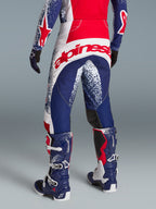 Alpinestars Techstar Unity, calças de motocross vermelhas, brancas e azuis, logótipo traseiro no modelo, edição limitada.