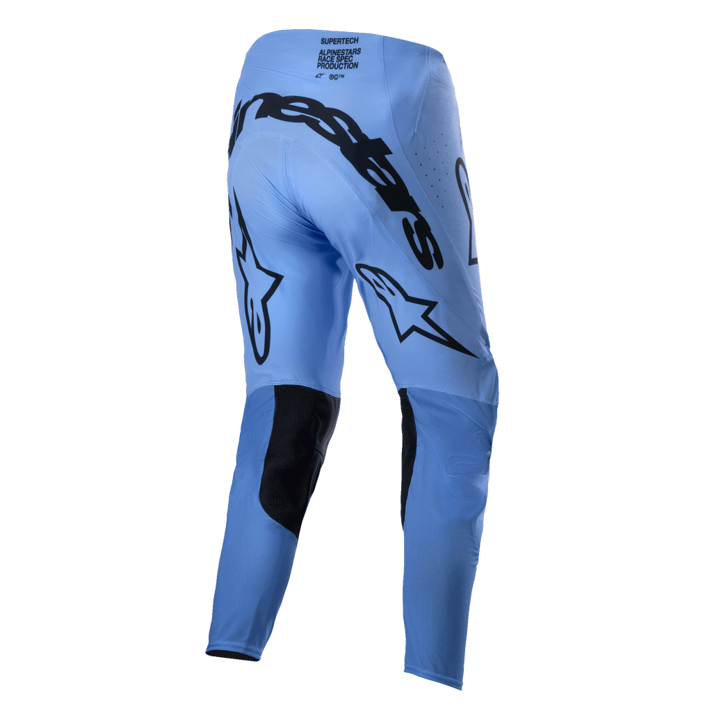 Alpinestars 2024 Supertech Dade Pants, calças de motocross, azul claro, vista traseira com logótipo Alpinestars grande em preto no assento, logótipos de estrela na parte de trás das pernas, painéis internos reforçados nos joelhos em preto e zonas de ventilação perfuradas
