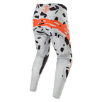 Alpinestars 2024 Techstar Rantera Pants, calças de motocross, Haze Gray Camo, vista traseira com grande logótipo laranja no assento, padrões gráficos pretos em tecido cinzento, design atlético para performance em todo-o-terreno