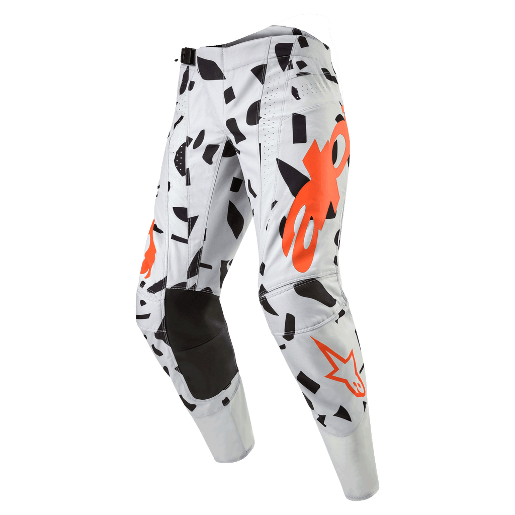 Alpinestars 2024 Techstar Rantera Pants, calças de motocross, Haze Gray Camo, cinzento claro com formas abstratas pretas e logótipos laranja, joelhos pretos reforçados, equipamento profissional de corrida todo-o-terreno