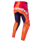 Alpinestars 2024 Techstar Pneuma Pants, calças de motocross em roxo, laranja e azul escuro, vista traseira com logótipo Alpinestars em branco, equipamento técnico de alta performance para todo-o-terreno.