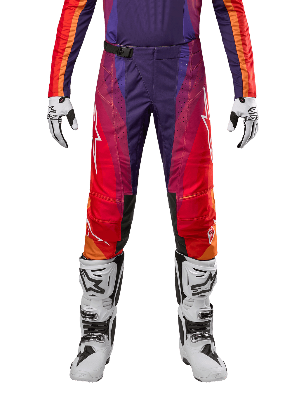 Alpinestars 2024 Techstar Pneuma Pants, calças de motocross roxas, cor de laranja e azuis, com detalhes em vermelho e logótipo branco, equipamento de proteção para todo-o-terreno, modelo a usar botas e luvas brancas.