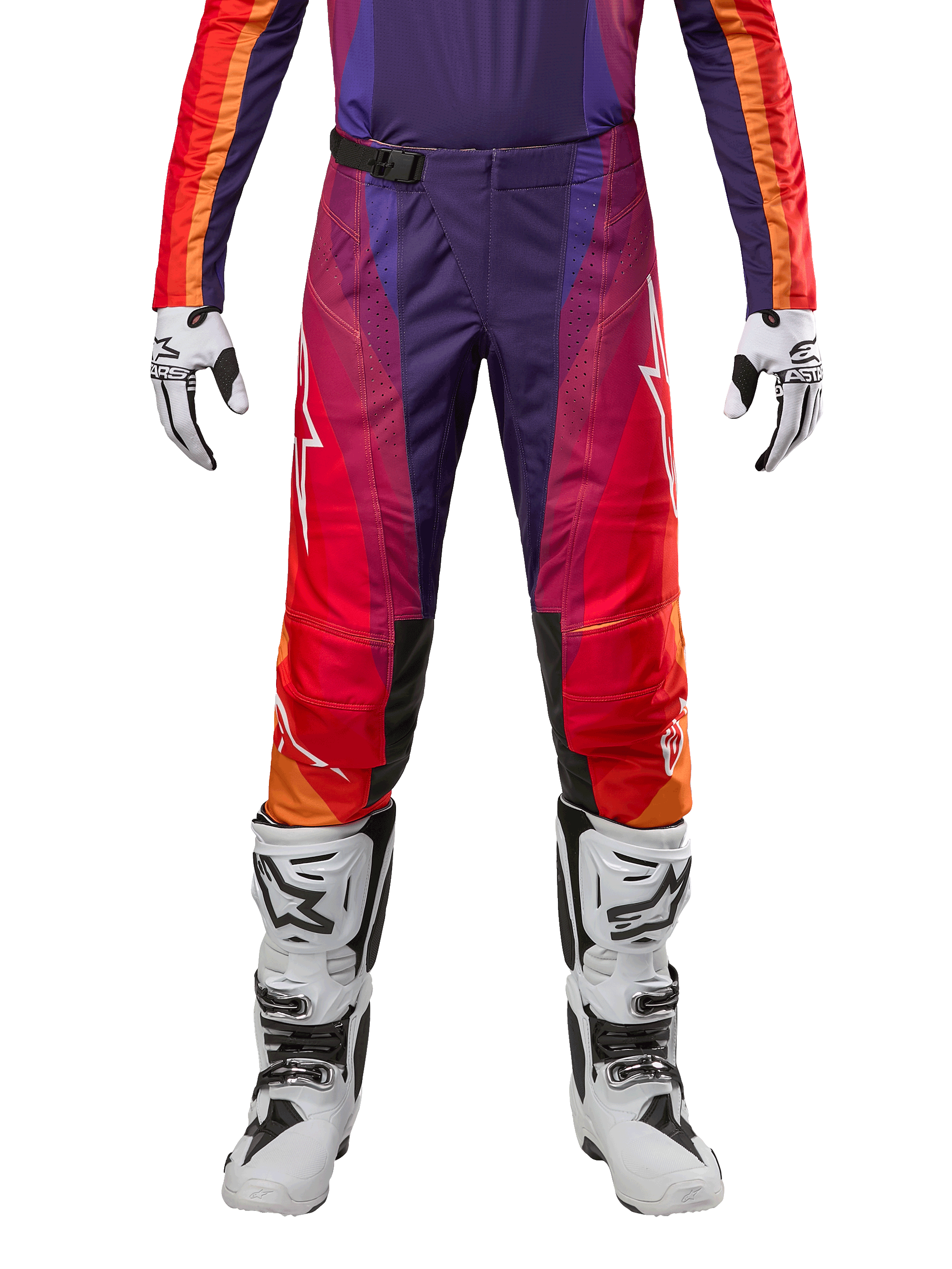Alpinestars 2024 Techstar Pneuma Pants, calças de motocross roxas, cor de laranja e azuis, com detalhes em vermelho e logótipo branco, equipamento de proteção para todo-o-terreno, modelo a usar botas e luvas brancas.