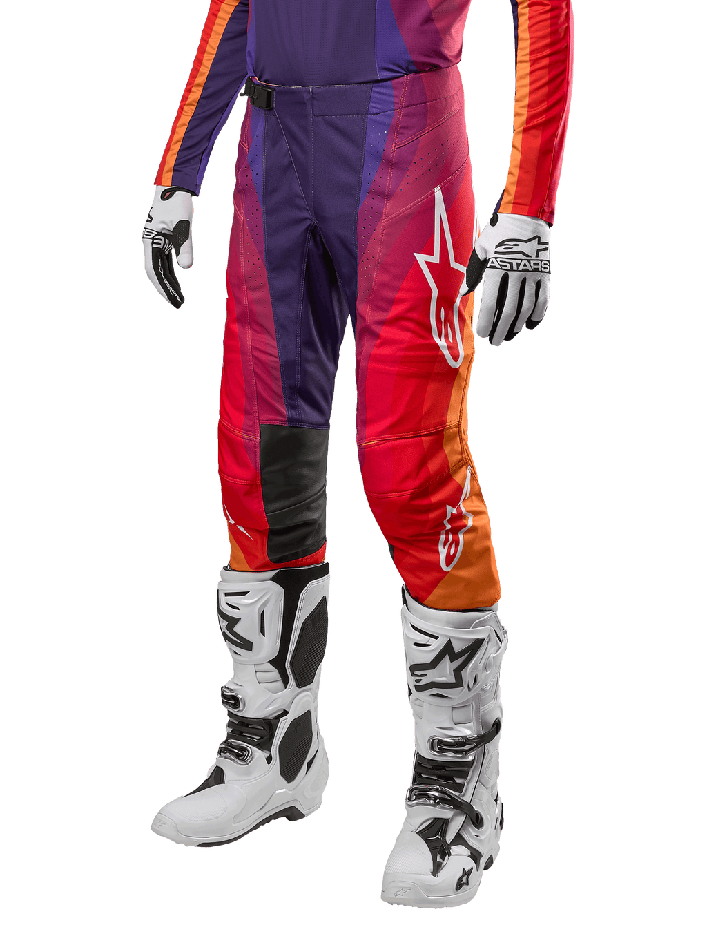 Alpinestars 2024 Techstar Pneuma Pants, calças de motocross em roxo profundo, laranja e azul com gradiente vibrante, logótipo da estrela em branco, joelheiras reforçadas, acompanhadas por botas de motocross brancas e luvas, equipamento de proteção para todo-o-terreno