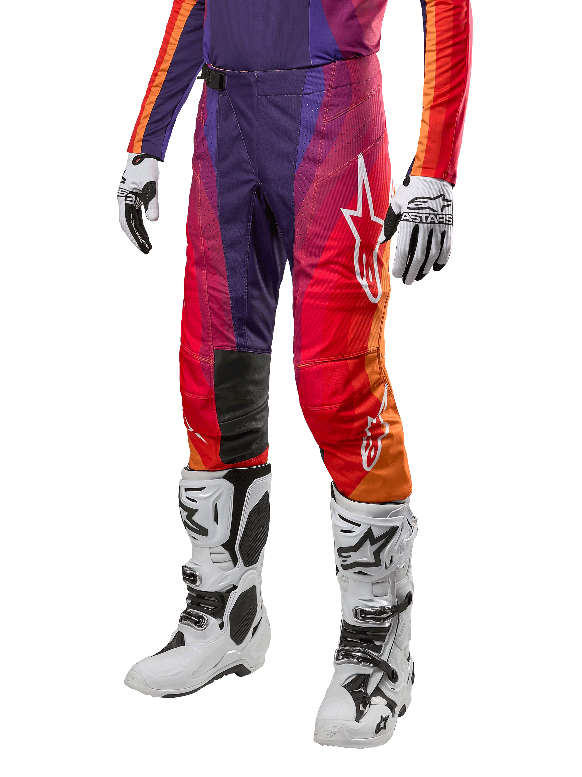 Alpinestars 2024 Techstar Pneuma Pants, calças de motocross em roxo profundo, laranja e azul com gradiente vibrante, logótipo da estrela em branco, joelheiras reforçadas, acompanhadas por botas de motocross brancas e luvas, equipamento de proteção para todo-o-terreno