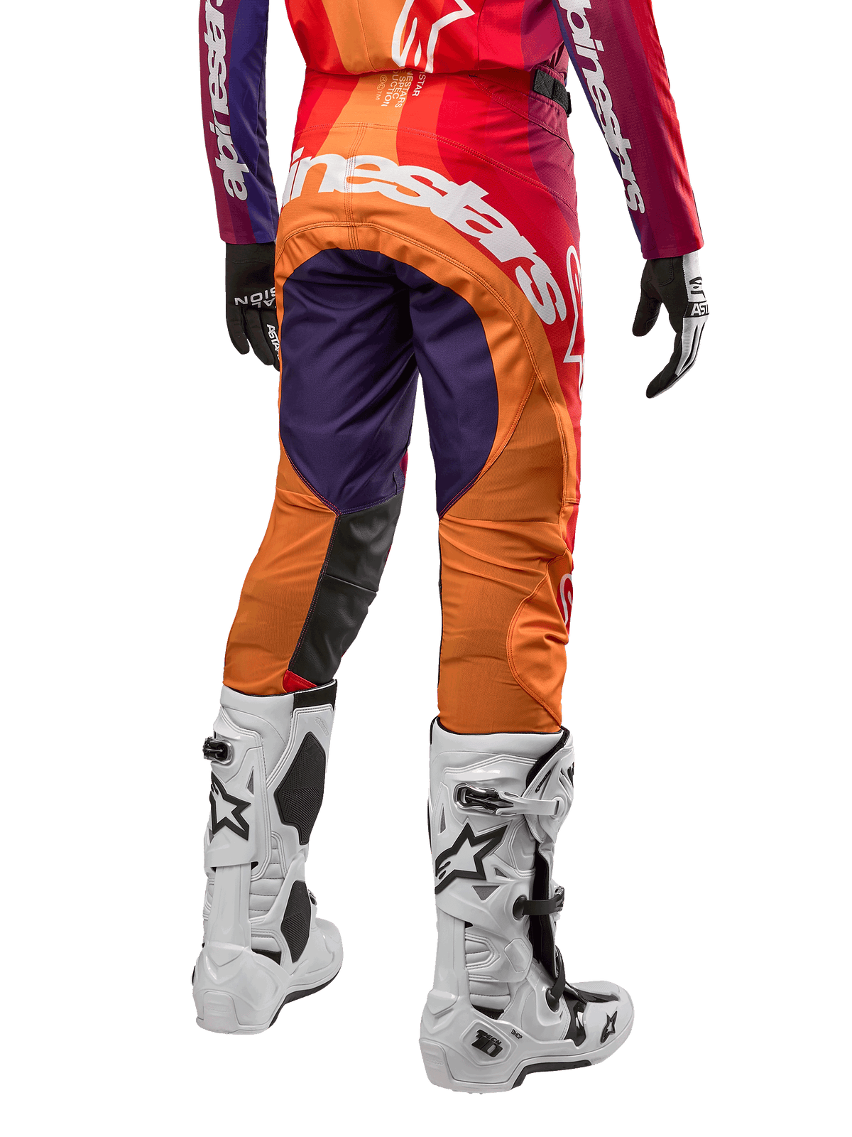 Alpinestars 2024 Techstar Pneuma Pants, calças de motocross em roxo, cor-de-laranja e azul escuro, vista posterior com logótipo branco, botas brancas com detalhes pretos, equipamento de alto desempenho para todo-o-terreno