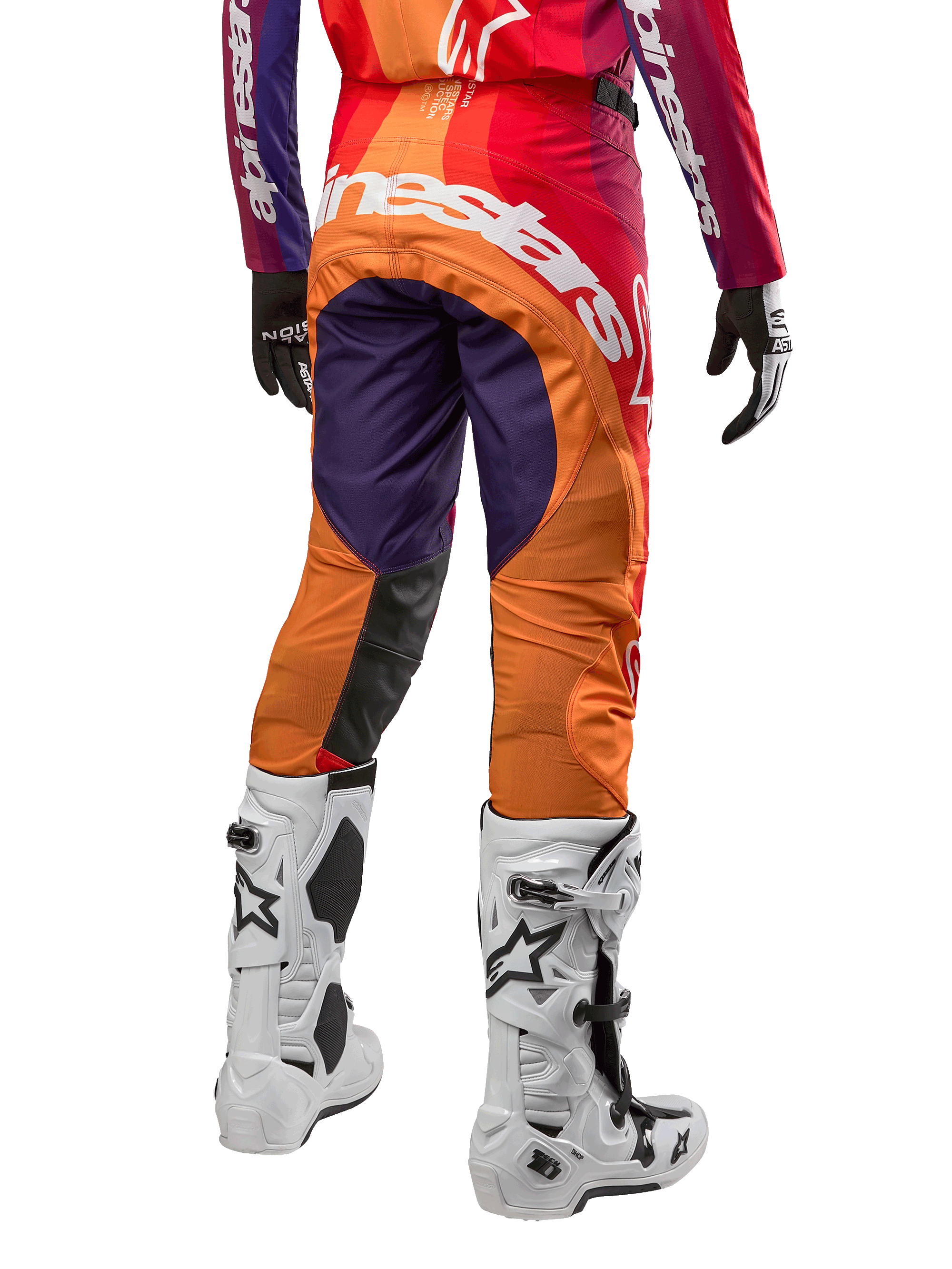 Alpinestars 2024 Techstar Pneuma Pants, calças de motocross em roxo, cor-de-laranja e azul escuro, vista posterior com logótipo branco, botas brancas com detalhes pretos, equipamento de alto desempenho para todo-o-terreno