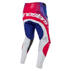 Alpinestars 2024 Techstar Pneuma Pants, calças de motocross, azul, vermelho e branco, vista traseira com grande logótipo Alpinestars branco no assento, painéis azuis e vermelhos com a parte inferior das pernas em branco, design durável para competição de todo-o-terreno