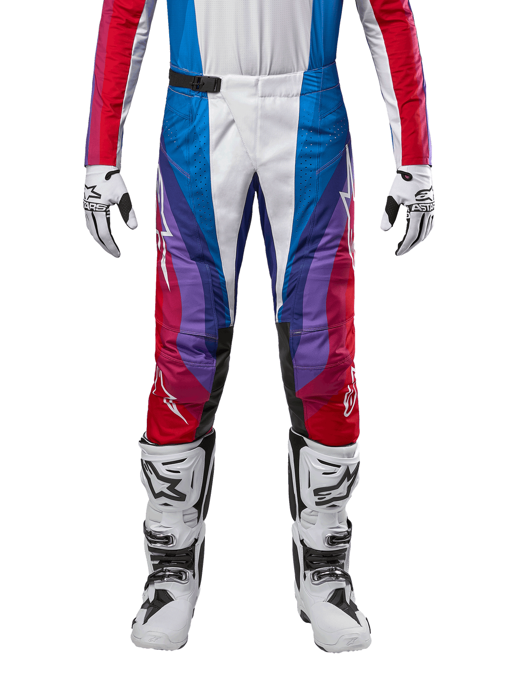 Alpinestars 2024 Techstar Pneuma Pants, calças de motocross, azul, vermelho e branco com design angular e pormenores em roxo, combinadas com botas brancas e pretas e luvas a condizer, corte atlético de competição para performance em todo-o-terreno