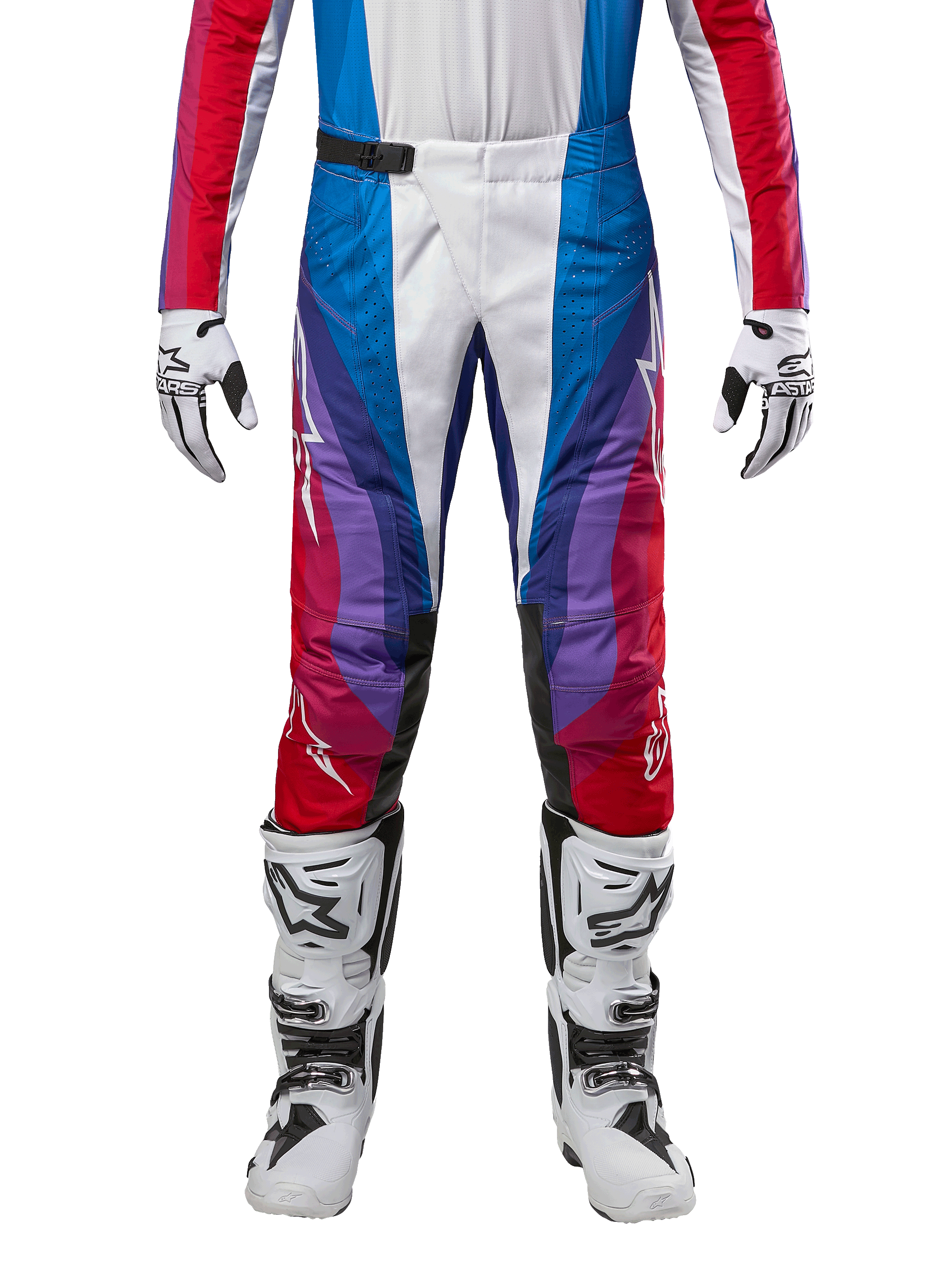 Alpinestars 2024 Techstar Pneuma Pants, calças de motocross, azul, vermelho e branco com design angular e pormenores em roxo, combinadas com botas brancas e pretas e luvas a condizer, corte atlético de competição para performance em todo-o-terreno