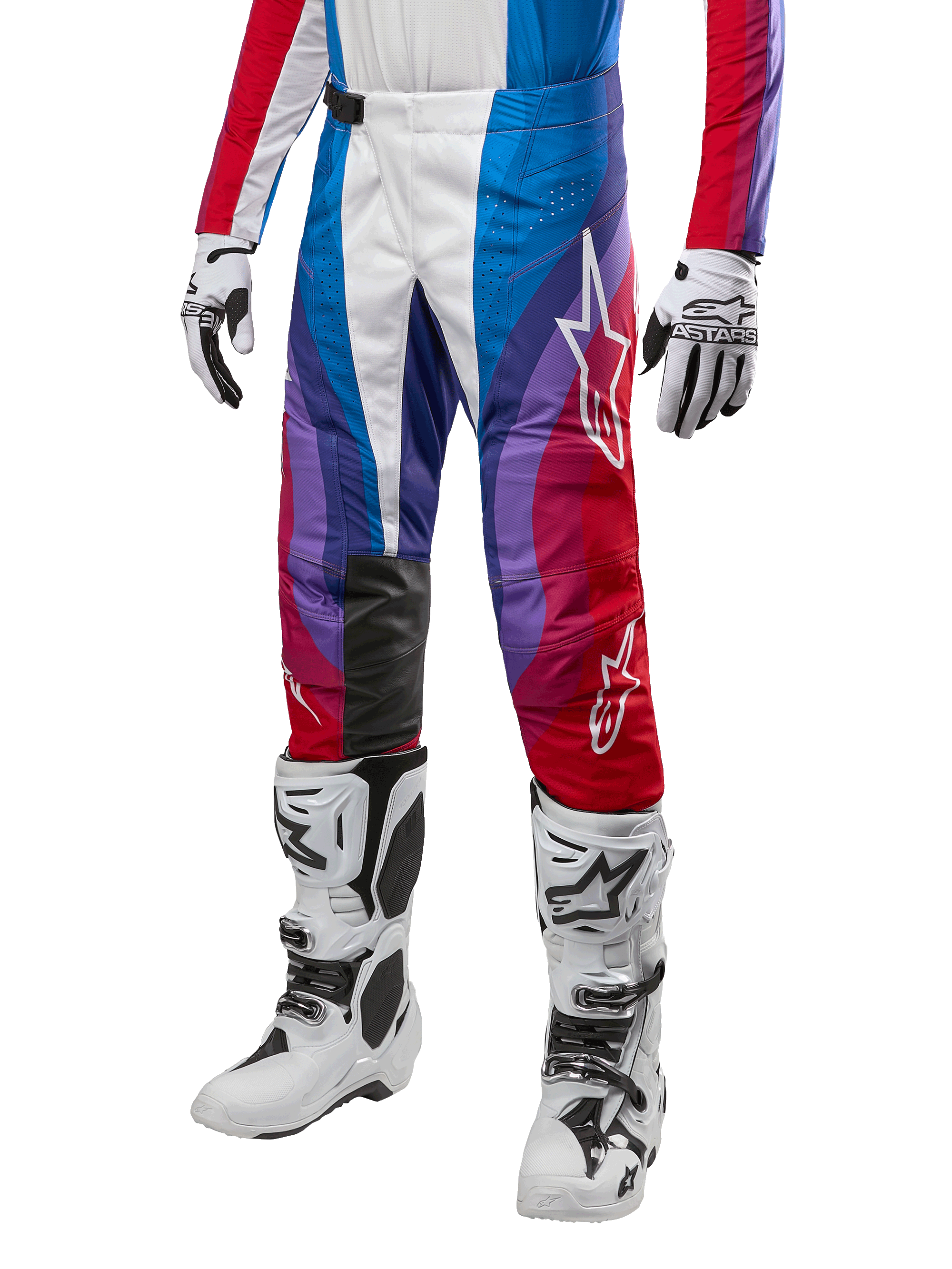 Alpinestars 2024 Techstar Pneuma Pants, calças de motocross, Blu Mars Red White, usadas com camisola a condizer, botas de corrida e luvas brancas, design gráfico vibrante com realces em vermelho, azul e roxo, perfuradas para respirabilidade