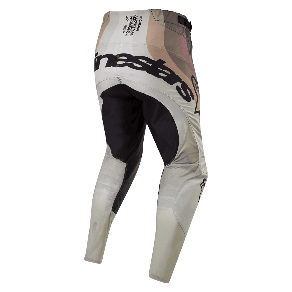 Calças Alpinestars Techstar Pneuma 2024, calças de motocross, Dark Sand e Cinzento Iron Dust, vista traseira com painel de assento reforçado preto e logótipo Alpinestars em destaque na parte traseira, texto de especificações técnicas de corrida no cós, design estilo camuflagem em tons terra, construção têxtil durável para corridas todo-o-terreno