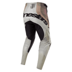 Calças Alpinestars Techstar Pneuma 2024, calças de motocross, Dark Sand e Cinzento Iron Dust, vista traseira com painel de assento reforçado preto e logótipo Alpinestars em destaque na parte traseira, texto de especificações técnicas de corrida no cós, design estilo camuflagem em tons terra, construção têxtil durável para corridas todo-o-terreno