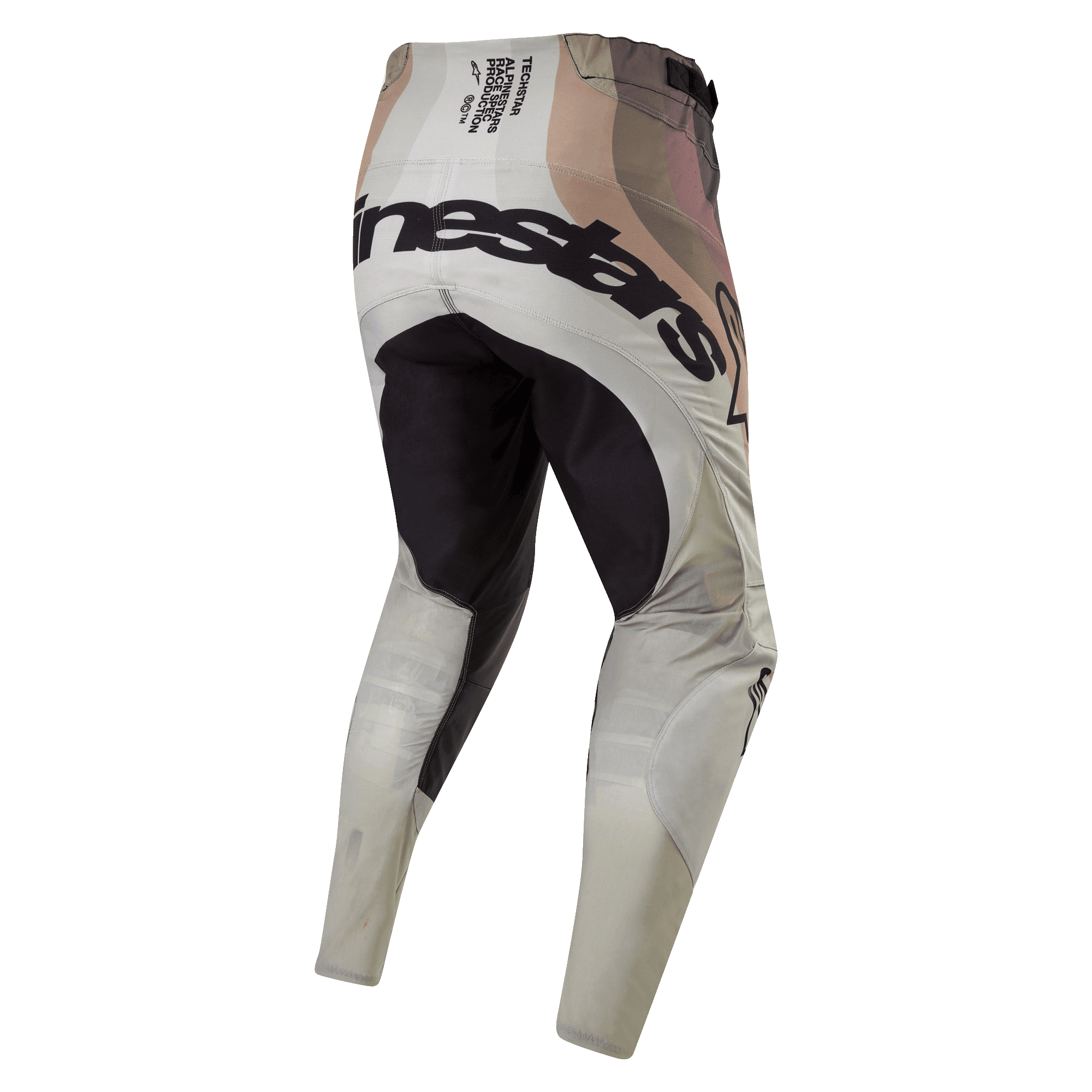 Calças Alpinestars Techstar Pneuma 2024, calças de motocross, Dark Sand e Cinzento Iron Dust, vista traseira com painel de assento reforçado preto e logótipo Alpinestars em destaque na parte traseira, texto de especificações técnicas de corrida no cós, design estilo camuflagem em tons terra, construção têxtil durável para corridas todo-o-terreno