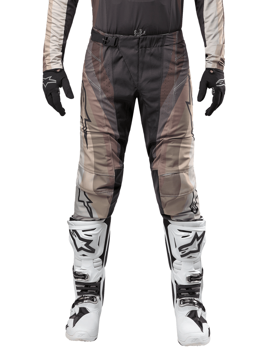 Alpinestars 2024 Techstar Pneuma Pants, calças de motocross, cinza Dark Sand Iron Dust Gray, usadas com camisola a condizer, luvas pretas e botas brancas e pretas, com fivela magnética SX2 e marca Astars, equipamento durável para corridas de todo-o-terreno