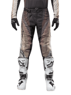 Alpinestars 2024 Techstar Pneuma Pants, calças de motocross, cinza Dark Sand Iron Dust Gray, usadas com camisola a condizer, luvas pretas e botas brancas e pretas, com fivela magnética SX2 e marca Astars, equipamento durável para corridas de todo-o-terreno