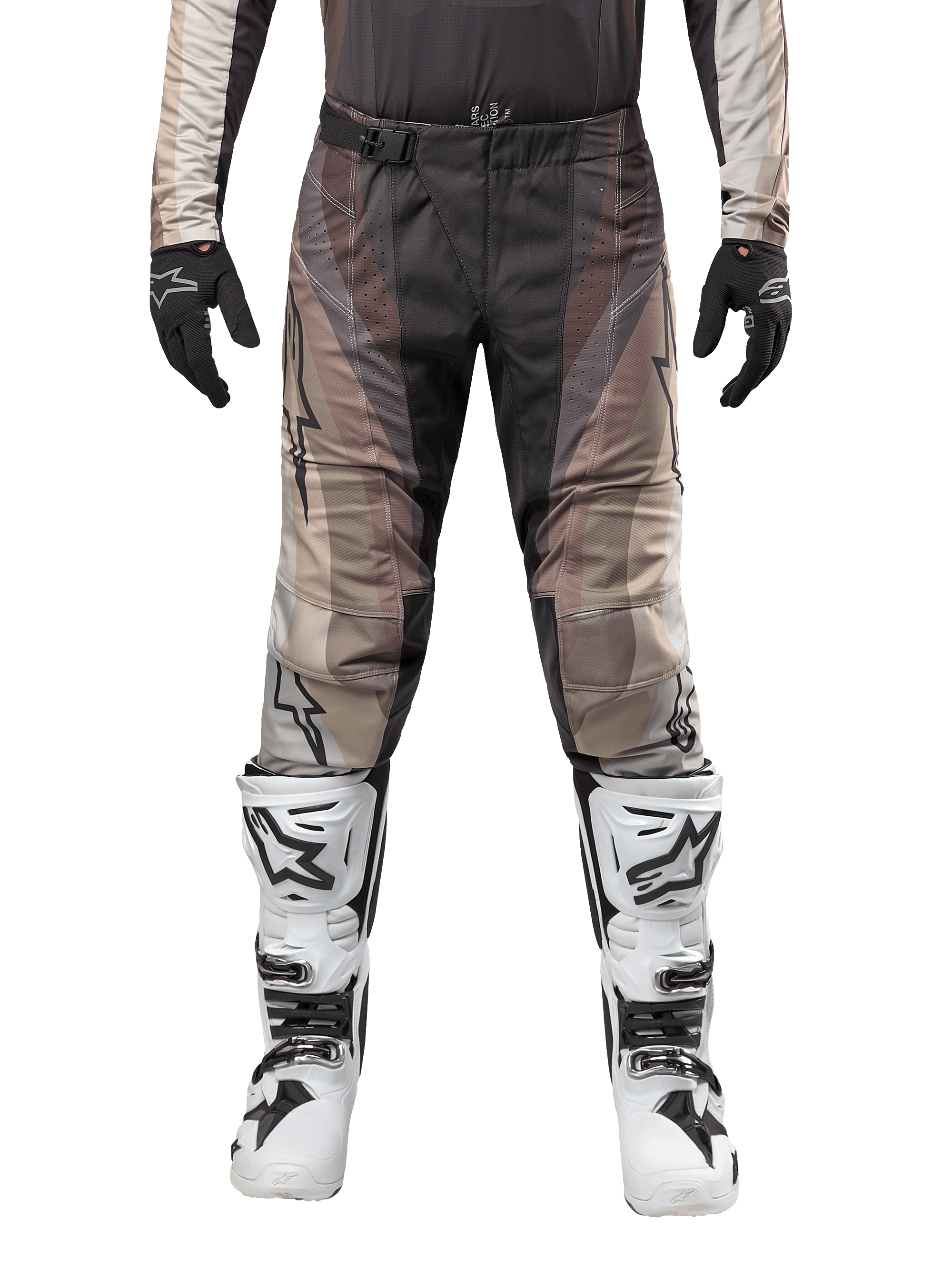 Alpinestars 2024 Techstar Pneuma Pants, calças de motocross, cinza Dark Sand Iron Dust Gray, usadas com camisola a condizer, luvas pretas e botas brancas e pretas, com fivela magnética SX2 e marca Astars, equipamento durável para corridas de todo-o-terreno