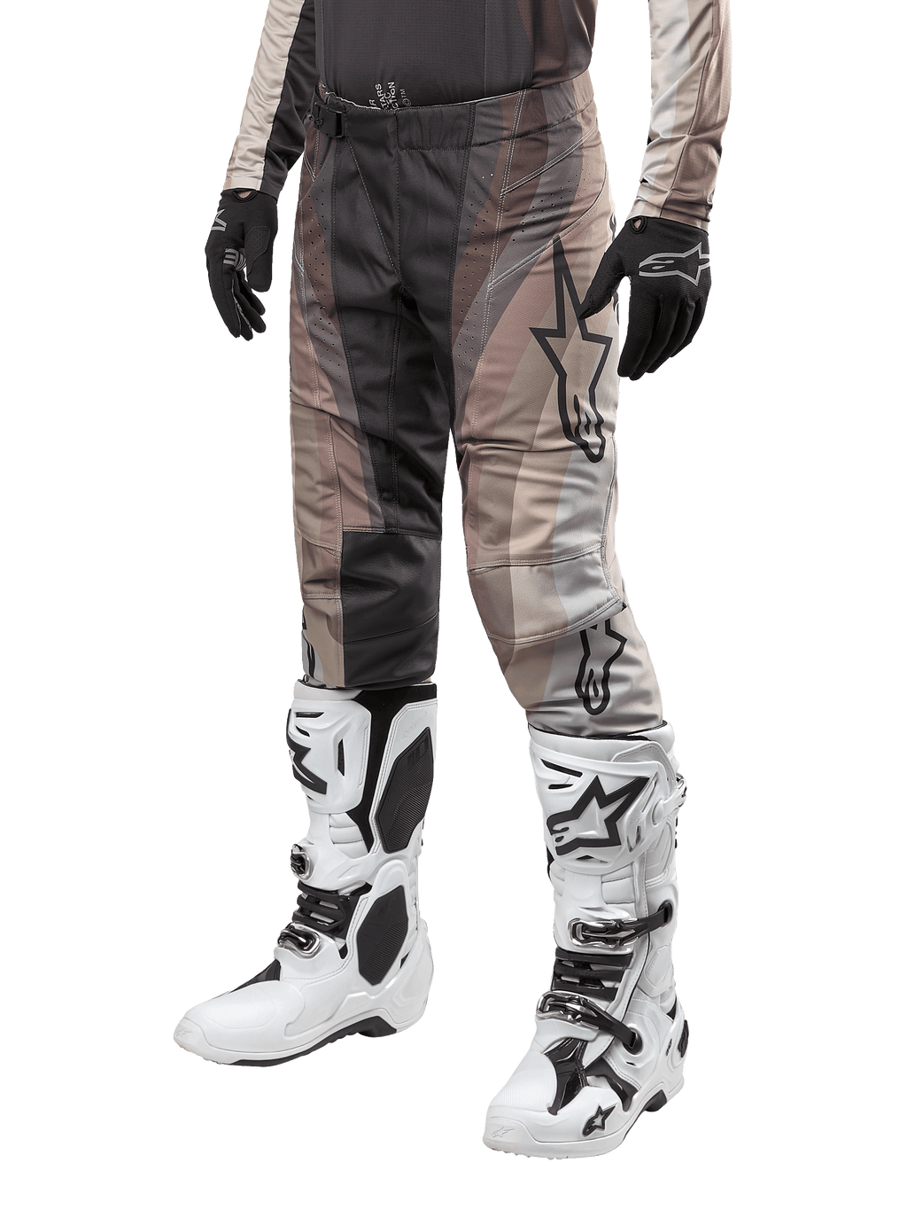 Alpinestars 2024 Techstar Pneuma Pants, calças de motocross, bege escuro e cinzento, usadas com botas brancas e pretas e luvas pretas, com um padrão ondulado e um logótipo de estrela grande, equipamento durável para corridas todo-o-terreno