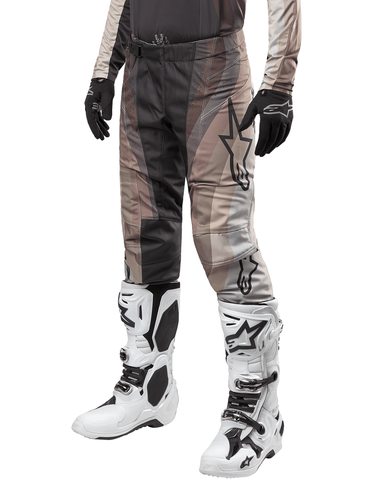 Alpinestars Techstar Pneuma Pants, calças de motocross, cinzentas, pretas e bege, com logótipo de estrela, usadas com luvas pretas e botas brancas com detalhes pretos, design ajustado para competição