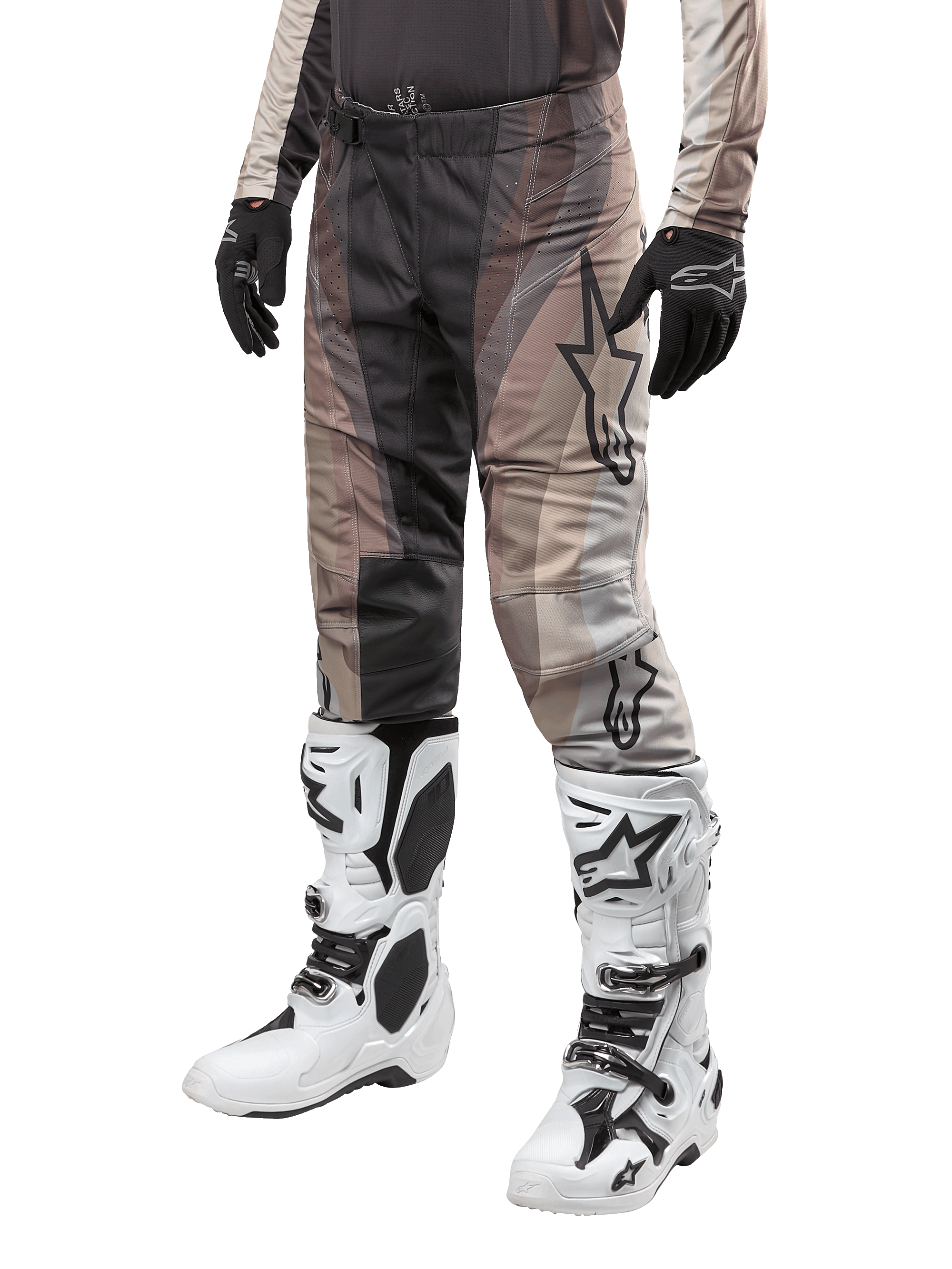 Alpinestars 2024 Techstar Pneuma Pants, calças de motocross, bege escuro e cinzento, usadas com botas brancas e pretas e luvas pretas, com um padrão ondulado e um logótipo de estrela grande, equipamento durável para corridas todo-o-terreno