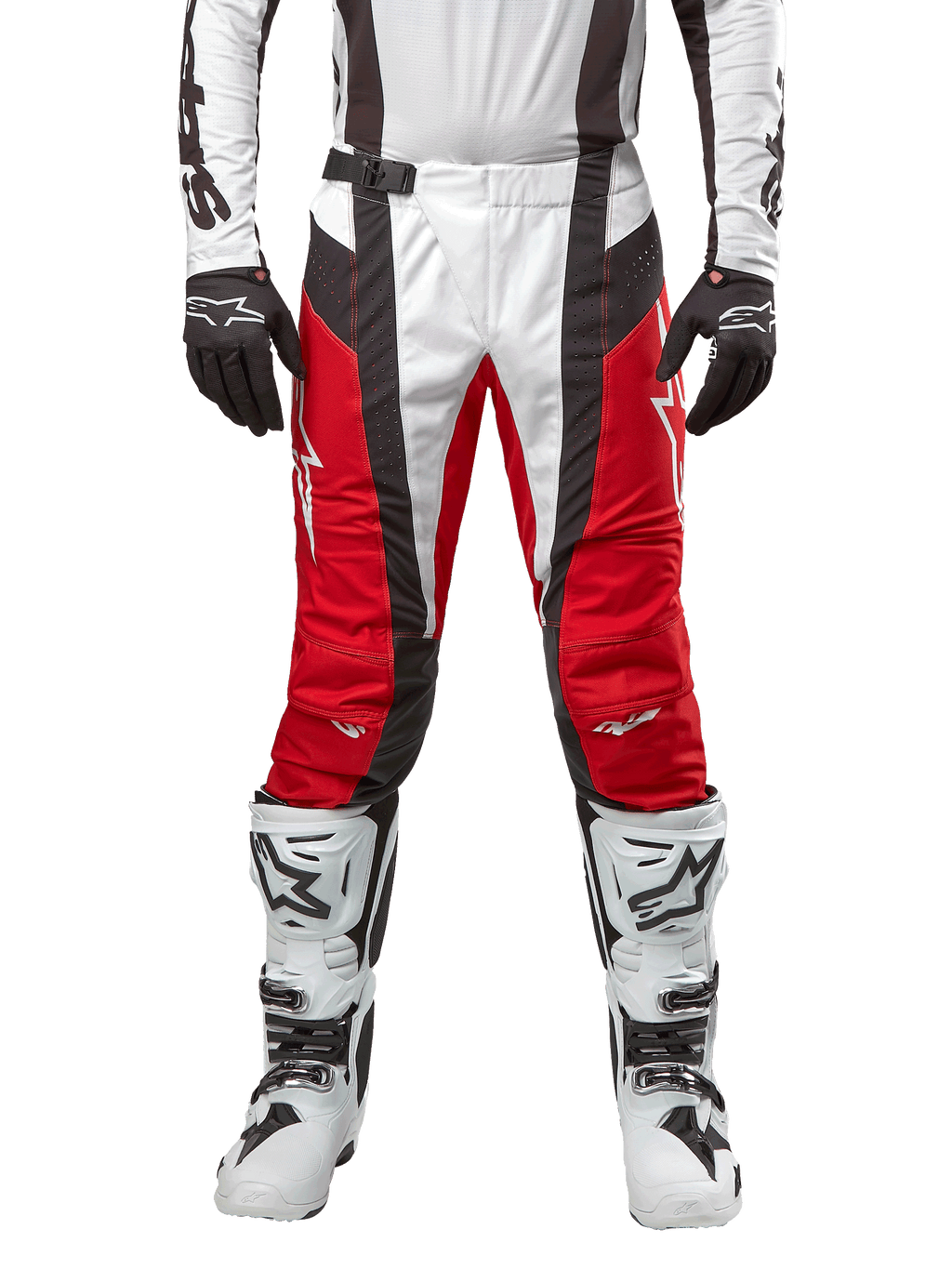 Alpinestars 2024 Techstar Ocuri Pants, calças de motocross, vermelho Mars Red, branco e preto, vista frontal com camisola branca a condizer, luvas pretas e botas brancas, com painéis perfurados respiráveis e um corte inspirado na competição para performance em todo-o-terreno