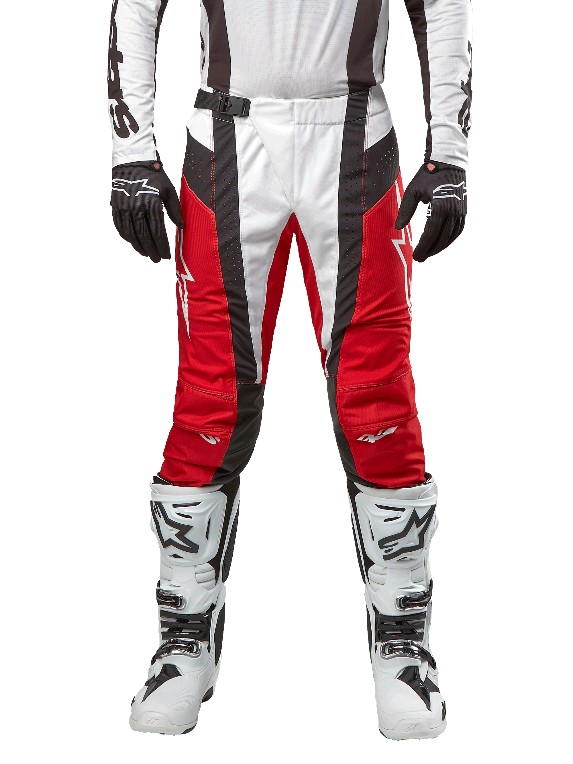 Alpinestars 2024 Techstar Ocuri Pants, calças de motocross, vermelho Mars Red, branco e preto, vista frontal com camisola branca a condizer, luvas pretas e botas brancas, com painéis perfurados respiráveis e um corte inspirado na competição para performance em todo-o-terreno