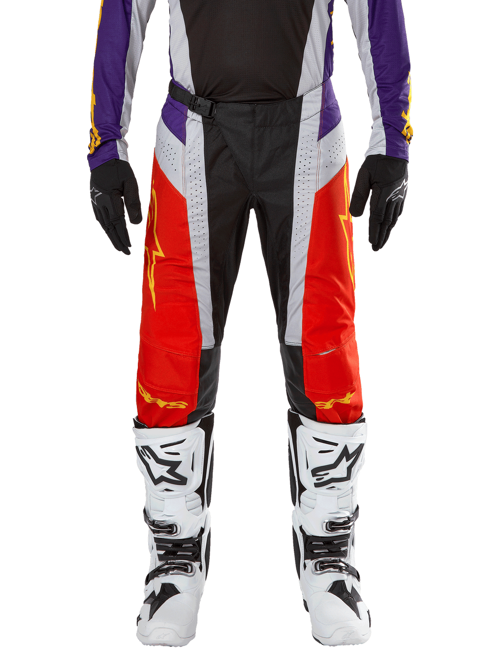 Alpinestars 2024 Techstar Ocuri Pants, calças de motocross, em laranja vibrante, roxo e preto, usadas com camisola a condizer, luvas pretas e botas brancas, com painéis frontais em laranja, detalhes roxos na cintura e secções cinzentas perfuradas, design técnico para corridas todo-o-terreno