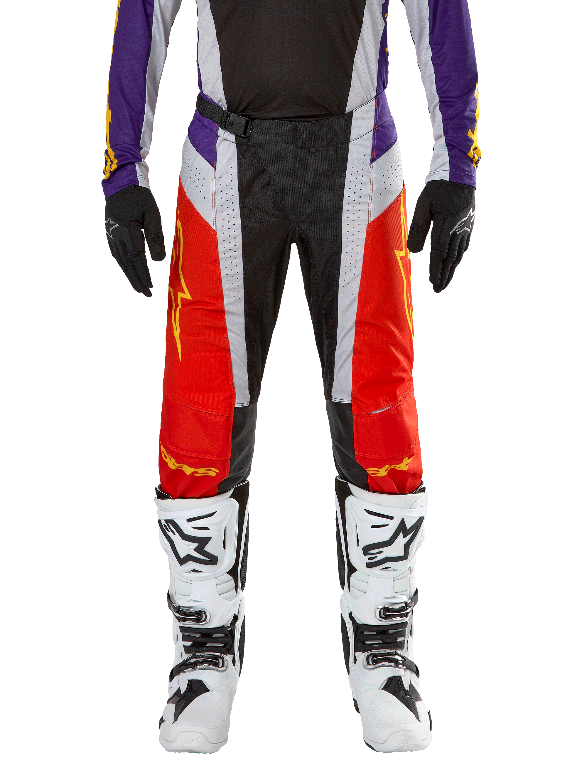 Alpinestars 2024 Techstar Ocuri Pants, calças de motocross, em laranja vibrante, roxo e preto, usadas com camisola a condizer, luvas pretas e botas brancas, com painéis frontais em laranja, detalhes roxos na cintura e secções cinzentas perfuradas, design técnico para corridas todo-o-terreno