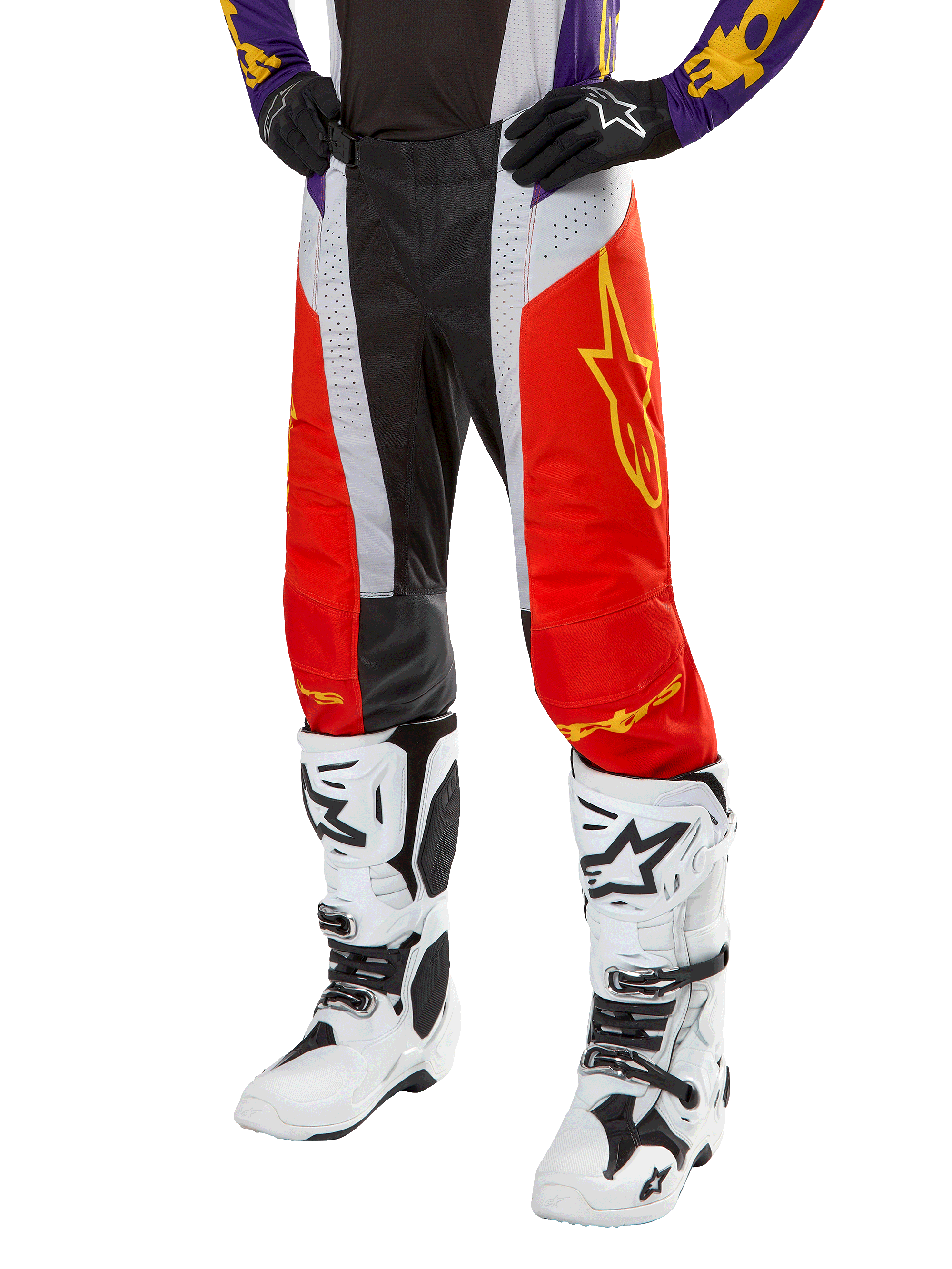 Alpinestars 2024 Techstar Ocuri Pants, calças de motocross, laranja vibrante, preto e branco com gráfico de estrela amarela, usadas com camisola roxa e botas brancas, equipamento de alta performance para competição todo-o-terreno