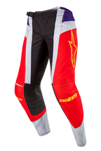 Alpinestars 2024 Techstar Ocuri Pants, calças de motocross, laranja vibrante, roxo e preto, com painéis vermelhos e brancos, detalhes roxos na anca, logótipo de estrela amarelo na coxa, joelhos reforçados pretos, design atlético para corridas todo-o-terreno