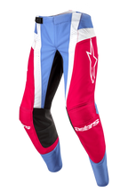 Alpinestars 2024 Techstar Ocuri Pants, calças de motocross, azul claro, vermelho marte e branco, com painéis vermelhos vibrantes, logótipo de estrela branco, reforços pretos na parte interna do joelho e riscas verticais brancas perfuradas para ventilação