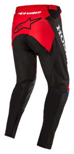 Calças Alpinestars Honda Racer Iconic, calças de motocross, vermelho vivo, preto e branco, vista traseira de três quartos mostrando o painel do assento vermelho com logótipo de estrela preto, marca Honda em branco na lateral e construção têxtil durável com corte desportivo para corridas de todo-o-terreno