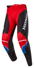 Alpinestars Honda Racer Iconic Pants, calças de motocross, vermelho vivo, preto e branco com detalhes azuis, com um logótipo HONDA grande em branco na coxa, marca Alpinestars nos joelhos, construção de perna ergonómica pré-curvada e fecho de cintura ajustável com catraca