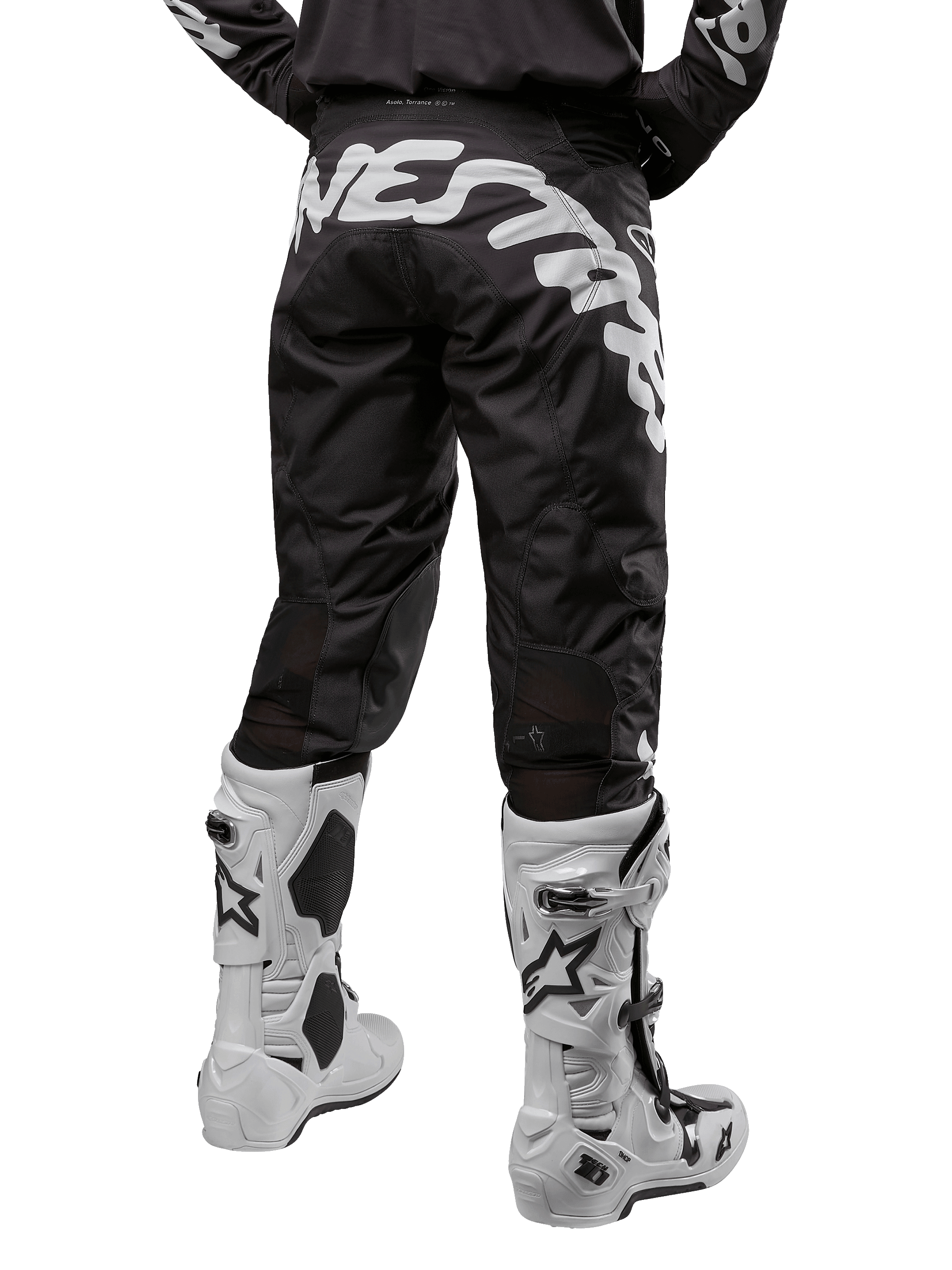 Alpinestars 2024 Racer Hana Pants, calças de motocross em preto e branco, vista traseira com grande logótipo de marca na zona do assento, design ergonómico, corte desportivo, combinadas com botas de motocross brancas