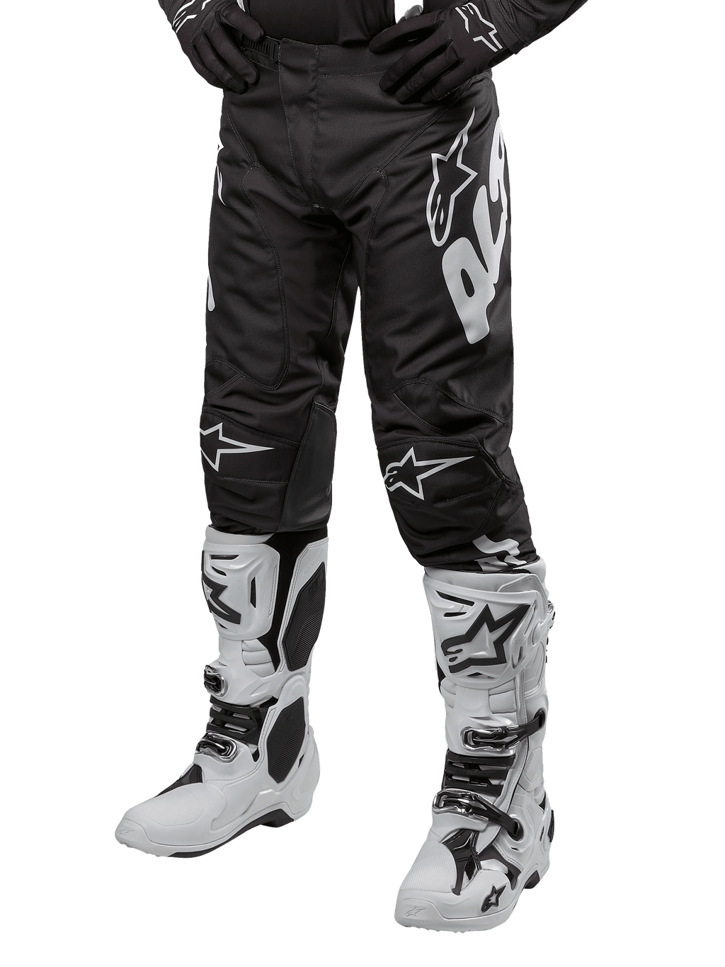 Alpinestars 2024 Racer Hana Pants, calças de motocross pretas com detalhes e logótipos brancos, joelheiras reforçadas, acompanhadas por botas de motocross brancas e luvas pretas, equipamento de alto desempenho para todo-o-terreno
