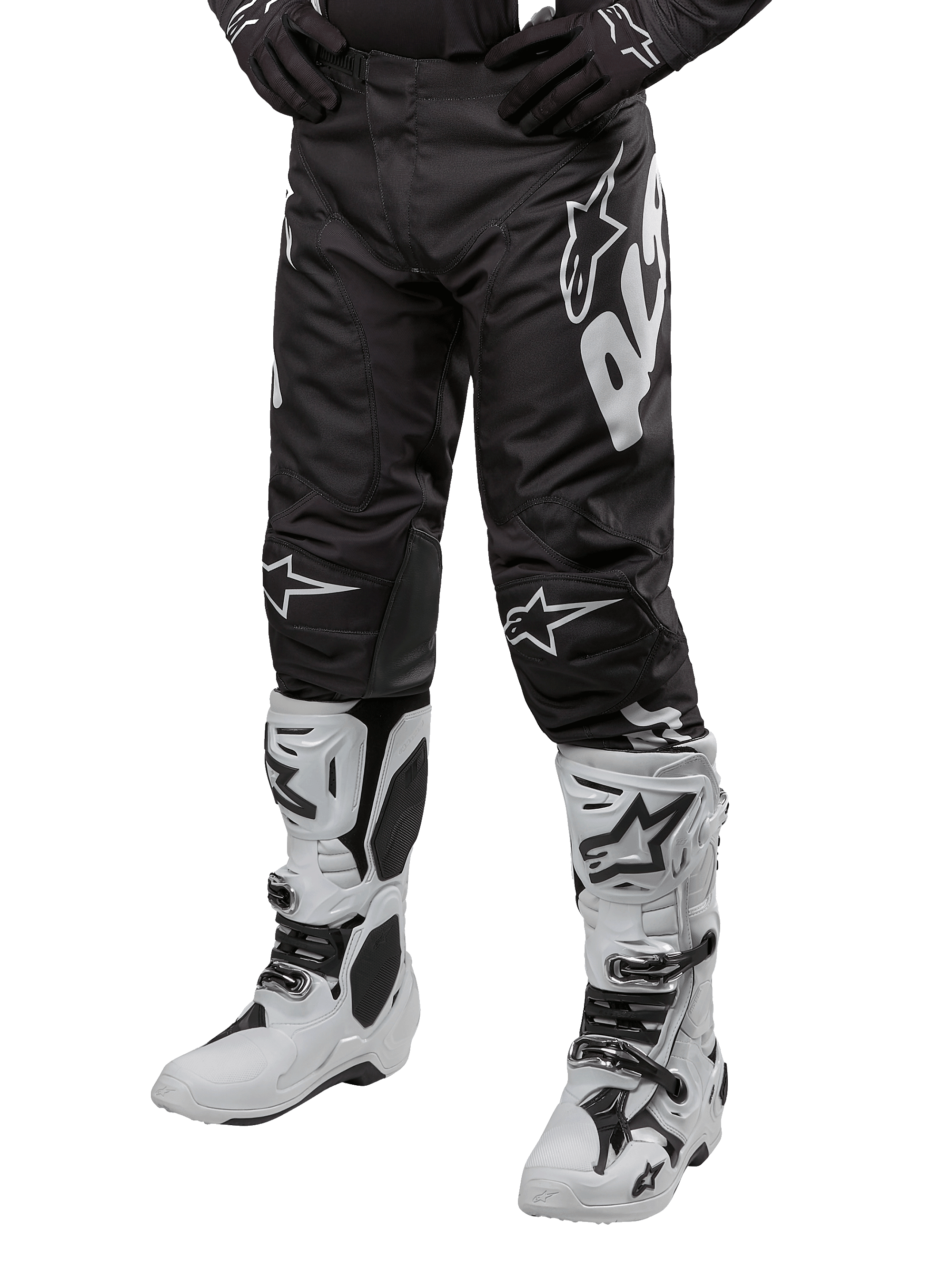 Alpinestars 2024 Racer Hana Pants, calças de motocross pretas com detalhes e logótipos brancos, joelheiras reforçadas, acompanhadas por botas de motocross brancas e luvas pretas, equipamento de alto desempenho para todo-o-terreno