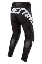 Alpinestars 2024 Racer Hana Pants, calças de motocross pretas com detalhes em branco, grande marca Alpinestars na parte traseira, painéis de malha Stretchnet respiráveis na zona posterior das pernas, equipamento técnico para pilotagem off-road