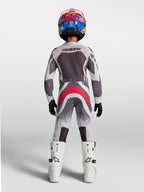 Alpinestars Supertech Swan juventude, calças de motocross cinzentas e vermelhas fluo, vista traseira com ajuste atlético.