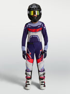 Alpinestars Supertech Dyna Juventude, calças de motocross roxas e rosa fluo, equipamento completo off-road em modelo.