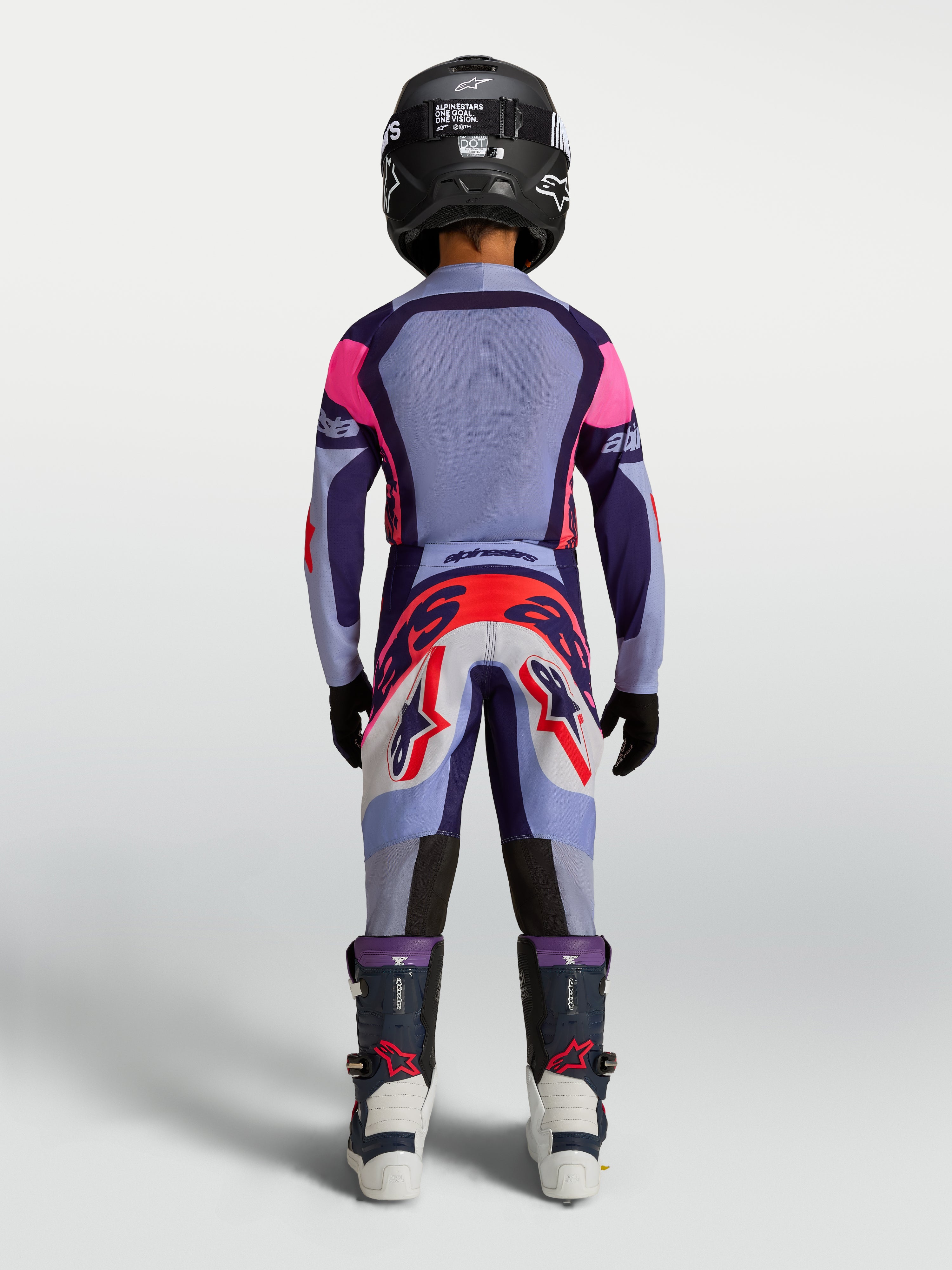 Alpinestars Calças Supertech Dyna Juventude, calças de motocross roxas e violetas, vista traseira no piloto.