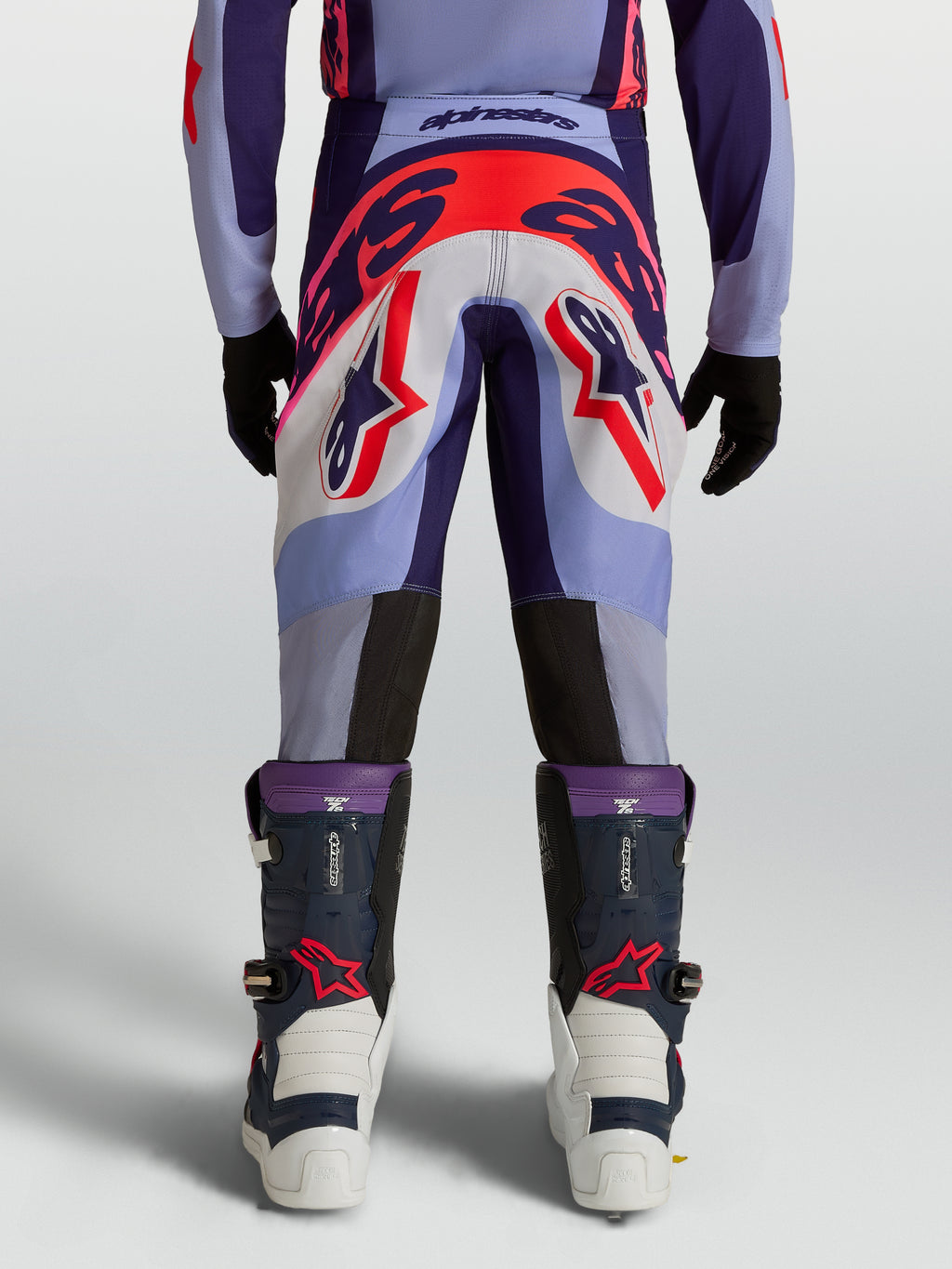 Alpinestars Calças Supertech Dyna Juventude, calças de motocross roxas e rosa, ajuste atlético, vista traseira no modelo.