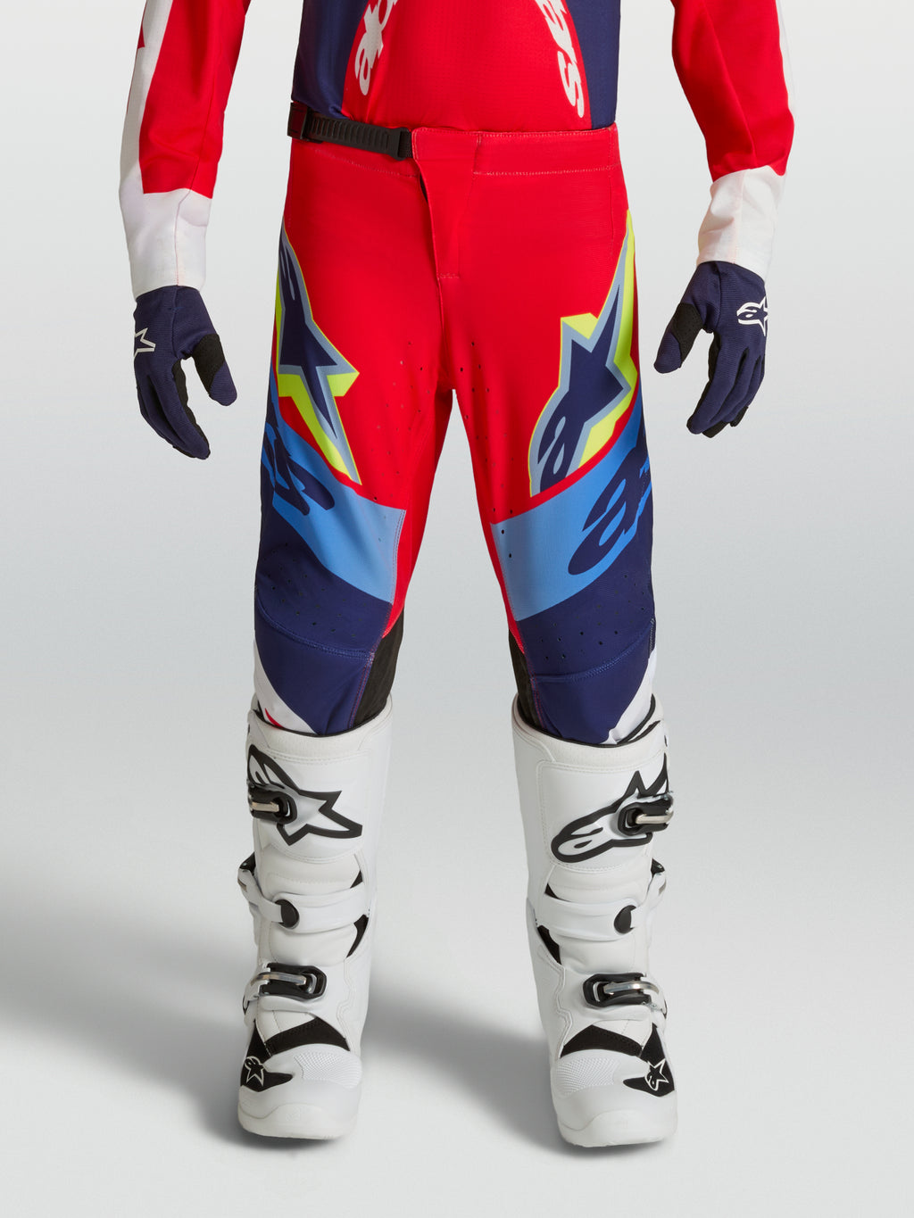 Alpinestars calças Supertech Dyna Juventude, de motocross para jovens, vermelhas e azul-marinho, com ajuste atlético premium.